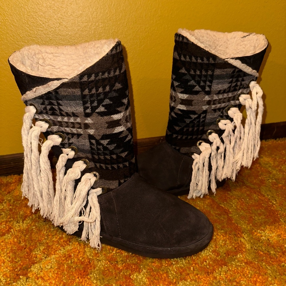 Women’s size 10 Bear Paw boots with fringe!